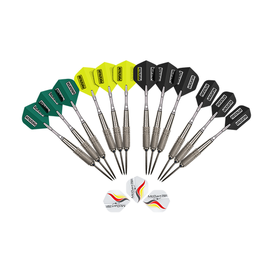 MCST-5_McDart_12er_Steeldarts_1 Das Bild zeigt zwölf Steeldarts der Marke McDart, die in einem Fächer angeordnet sind. Die Flights sind in den Farben Grün, Gelb und Schwarz gehalten, und es liegen drei zusätzliche Ersatzflights in Weiß davor.