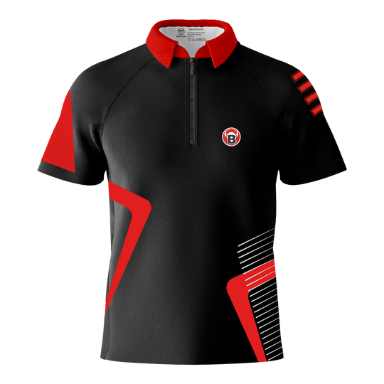 Das Bild zeigt ein schwarzes Dartshirt mit roten und weißen Akzenten. Auf der linken Brust befindet sich ein rundes Logo mit einem "B".