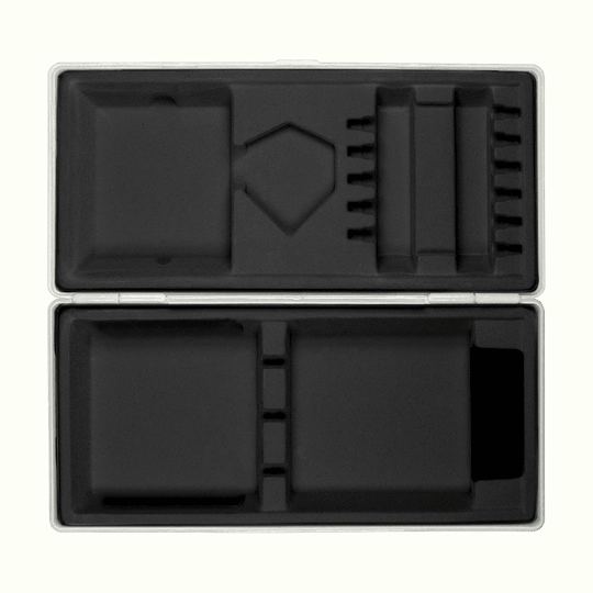 Scatola in ABS con stampa personalizzata Die Abbildung zeigt eine geöffnete graue Box mit passgenauen Fächern aus schwarzem Schaumstoff. Die Box liegt auf einem hellgelben Hintergrund.