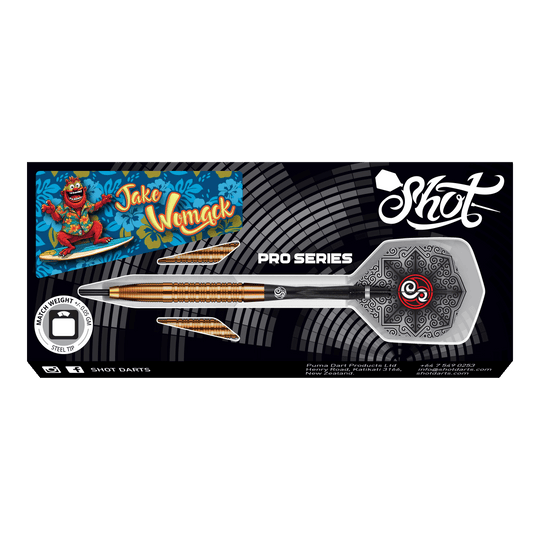 Freccette in acciaio Shot Pro Series Jake Womack - 23 g Das Bild zeigt die "Shot Pro Series Jake Womack Steeldarts - 23g" in ihrer Verpackung. Die Darts haben ein auffälliges Design und sind mit einem Comic-Surfer-Motiv verziert.