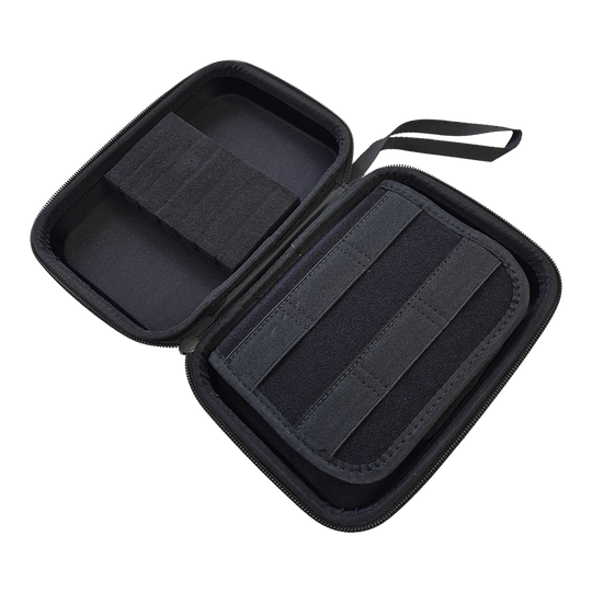 Abgebildet ist ein Produkt mit dem Dateinamen MCS4-Blau_McDart_System4_Dartcase_Mit_Wunschdruck_Blau_Metallic_3. Es handelt sich vermutlich um ein Etui oder eine Hülle im blauen Metallic-Design.