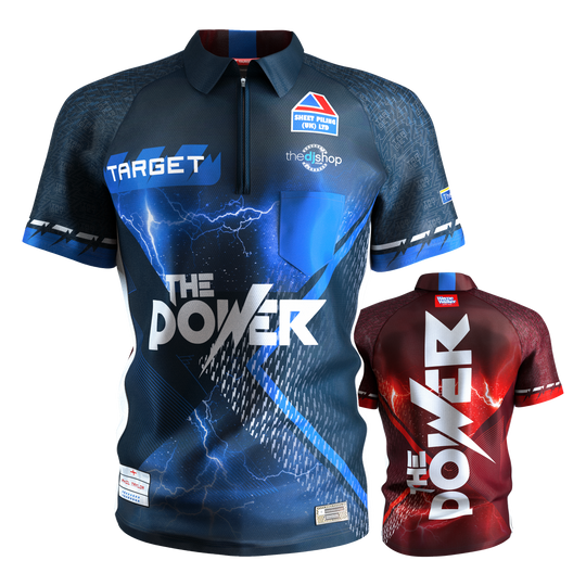 Maglietta da freccette Target Coolplay Phil Taylor 2025 Das Bild zeigt zwei Dartshirts mit dem Aufdruck "THE POWER" von Target Coolplay Phil Taylor 2025. Eines der Shirts ist hauptsächlich blau, das andere rot, beide mit auffälligen Blitzdesigns.