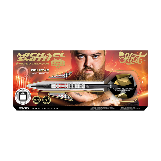 Shot Michael Smith Credi alle freccette morbide Auf dem Bild ist eine Verpackung für Softdarts mit dem Namen "Michael Smith Believe" zu sehen. Im Hintergrund ist ein Porträt eines Mannes mit Bart abgebildet.