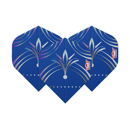 Bulls NL Series 100 Silvian No2 Standard Flights Das Bild zeigt drei blaue Dart-Flights mit einem silbernen und lilafarbenen Muster. Auf jedem Flight ist das Logo von Bulls zu sehen.