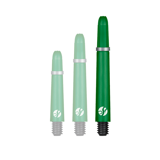 Aste Shot Koi Carbon - Verde Auf dem Bild sind drei grüne Dartschäfte in unterschiedlichen Längen zu sehen. Sie haben schwarze Gewinde und silberne Ringe.