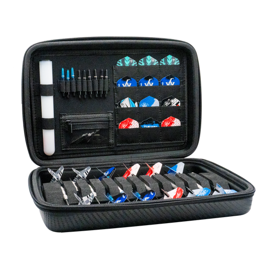 Custodia per freccette Bulls Orbis XXL - grigio carbonio Das Bild zeigt das Bulls Orbis XXL Dartcase in Carbongrey, geöffnet mit verschiedenen Darts und Zubehör ordentlich einsortiert. Das Etui bietet viel Platz für Darts, Flights und weiteres Zubehör.