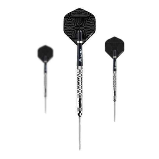 Freccette in acciaio Caliburn Wolfpack W1 - 23 g Das Bild zeigt drei Steeldarts des Produkts "Caliburn Wolfpack W1 Steeldarts - 23,5g". Die Darts haben silberne Spitzen und Schäfte mit schwarzen Flights, die geometrische Muster zeigen.