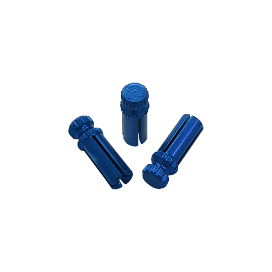 609_Alu_Flightschoner_Blau_1 Das Bild zeigt drei blaue Aluminium-Flightschoner. Sie sind in unterschiedlichen Positionen angeordnet und dienen dem Schutz von Dart-Flights.