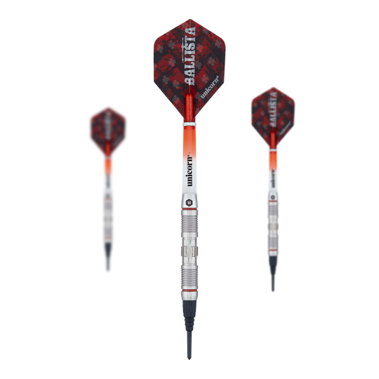 Unicorn Ballista Style 2 freccette morbide Das Bild zeigt drei Softdarts des Produkts 'Unicorn Ballista Style 2'. Die Darts haben silberne Schäfte und rote Flights mit dem Aufdruck "Ballista".