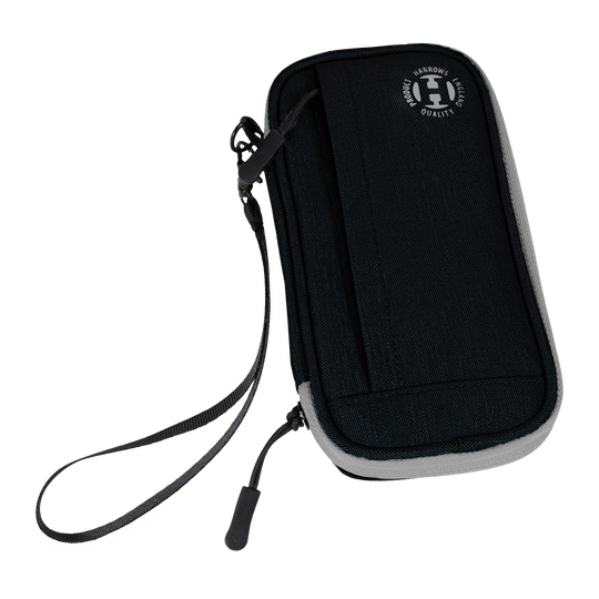 Portafoglio Smart Case Harrows Dies ist ein schwarzes Dart-Etui mit einem Reißverschluss und einer Handschlaufe. Auf der Vorderseite befindet sich ein rundes Logo mit der Aufschrift „Harrows Approved Quality Product“.