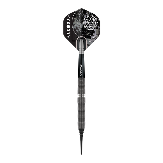 Freccette morbide Winmau Callisto 03 - 20 g Das Bild zeigt einen Winmau Callisto 03 Softdart mit einem Gewicht von 20 Gramm. Der Dart ist schwarz und silber und hat eine auffällige Flight-Grafik mit geometrischem Muster.