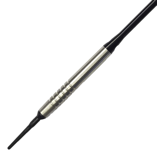Freccette morbide McDart 85 Tungsten V14 - 17 g Auf dem Bild ist ein McDart 85er Tungsten V14 Softdart mit einem Gewicht von 17 Gramm zu sehen. Der Dartpfeil hat einen silbernen, gerillten Schaft und schwarze Spitzen.