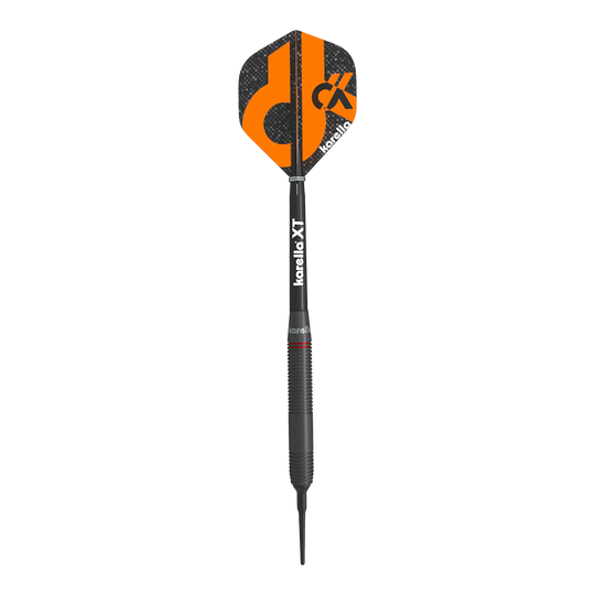 Karella Daniel Klose freccette morbide Das Bild zeigt einen Softdart der Marke Karella, Modell Daniel Klose. Der Dartpfeil hat eine schwarze Spitze und ein schwarzes Flight mit orangefarbenem Design und dem Karella-Logo.