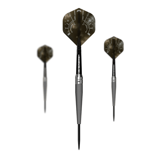 Freccette in acciaio della Missione Saturn Titan Das Bild zeigt drei Steeldarts des Produkts „Mission Saturn Titan“. Die Darts haben eine schwarze Spitze, einen silbernen Körper und auffällige Flights mit einem futuristischen Design.