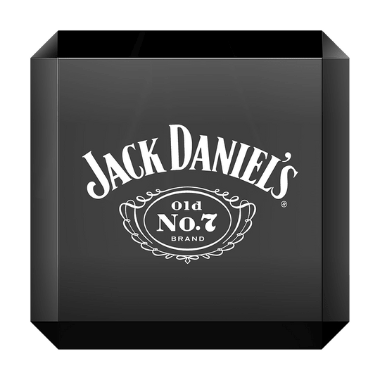 JD7019_Mission_Jack_Daniels_W-rfel_Darts_Display_2 Das Bild zeigt ein schwarzes Würfel-Display mit dem weißen Jack Daniel's Logo und der Aufschrift "Old No. 7 Brand" in der Mitte. Es handelt sich um ein Produktdisplay für Mission Jack Daniels Würfel Darts.