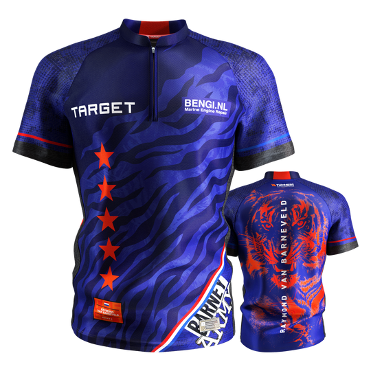 Maglia da freccette Target Coolplay Raymond Van Barneveld 2025 Das Bild zeigt das Target Coolplay Raymond Van Barneveld 2025 Dartshirt in Blau mit roten Akzenten und einem auffälligen Tiger-Design auf der Rückseite. Auf der Vorderseite sind fünf rote Sterne und Sponsorenlogos zu sehen.