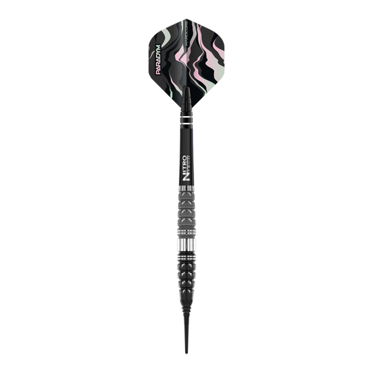 Freccette morbide Red Dragon Paradym Torpedo - 20 g Das Bild zeigt einen Red Dragon Paradym Torpedo Softdart mit einem Gewicht von 20g. Der Dart hat ein schwarzes Gehäuse mit silbernen Akzenten und ein Muster in dunklen Farben auf dem Flight.