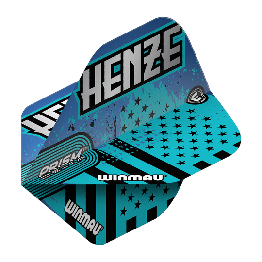 Voli standard Winmau Prism Delta Rick Henze Das Bild zeigt die Winmau Prism Delta Rick Henze Standard Flights in einem auffälligen blauen Design mit schwarzen Sternen und Streifen. Auf den Flights steht der Name "Henze" und das Winmau-Logo ist deutlich sichtbar.