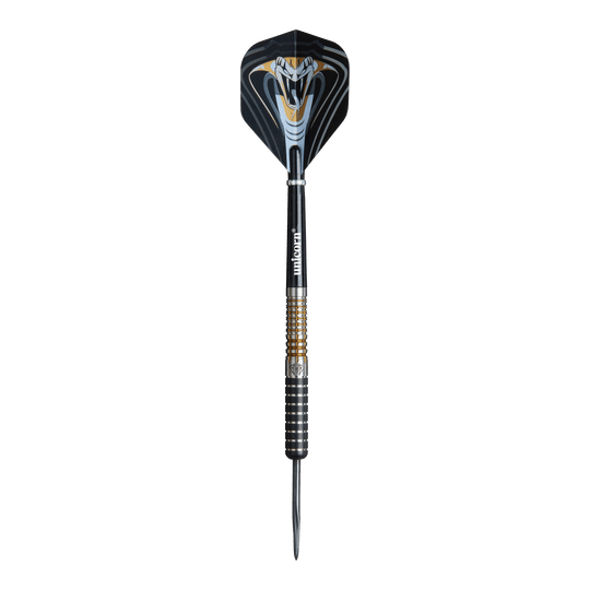 Das Bild zeigt einen Unicorn Maestro Jeffrey De Zwaan Phase 3 Steeldart. Der Dart ist schwarz mit silbernen und goldenen Akzenten und zeigt ein auffälliges Schlangendesign auf dem Flight.