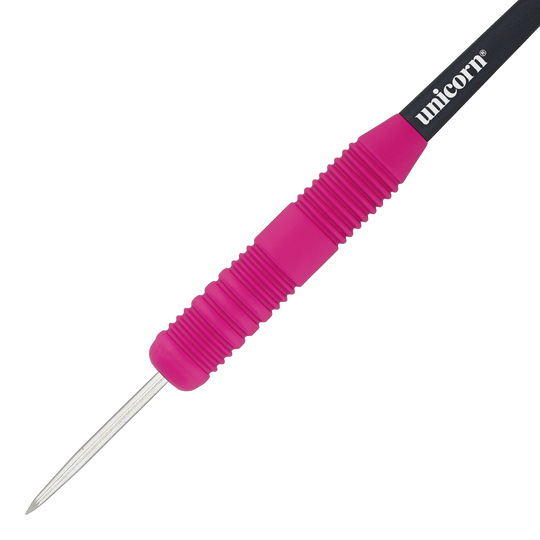 Freccette in acciaio rosa gommate Unicorn Core Plus Das Bild zeigt einen Unicorn Core Plus Steeldart mit einem gummierten, pinken Griff. Der Dart hat eine silberne Spitze und einen schwarzen Schaft mit dem weißen "unicorn"-Logo.