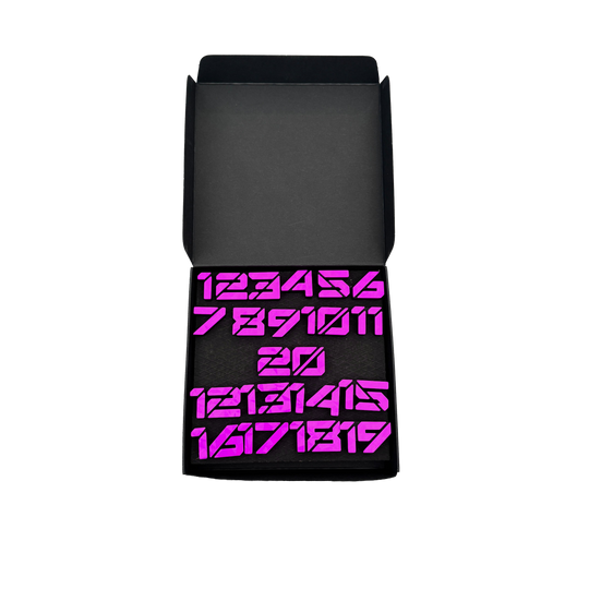 Anelli numerici per freccette McDart / Anello numerico Cyber Das Bild zeigt die Cyber Lila Box. Die Box ist in einem modernen Stil gehalten.