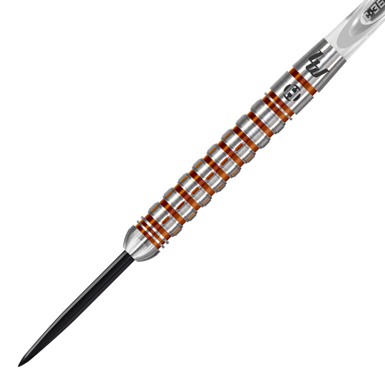 Das Bild zeigt einen Harrows Luke Woodhouse Series 2 Steeldart. Der Dartpfeil hat ein silbernes Griffstück mit orangenen Rillen und eine schwarze Spitze.