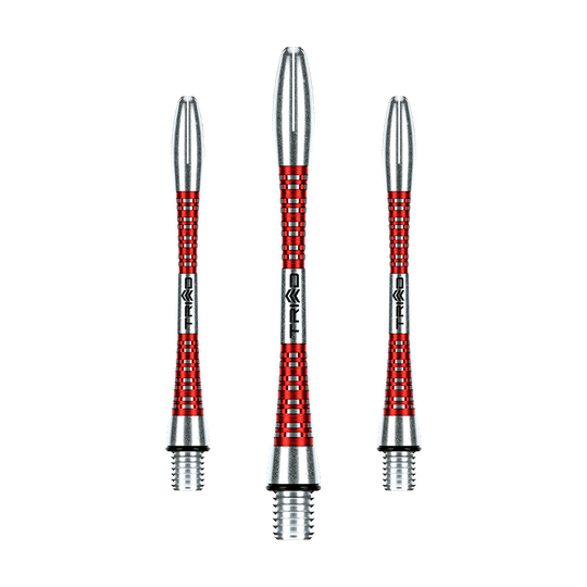 7013-202_Winmau_Triad_Aluminium_Shafts_Rot_46mm_1 Auf dem Bild sind drei rot-silberne Aluminium-Dartschäfte zu sehen. Sie stehen nebeneinander auf grünem Hintergrund.