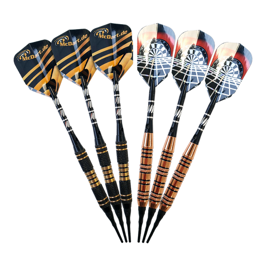 McDart Tasche mit 6 Softdarts und Zubehör Auf dem Bild sind sechs Softdarts in zwei verschiedenen Designs zu sehen. Die Darts gehören zum Produkt "McDart Tasche mit 6 Softdarts und Zubehör".