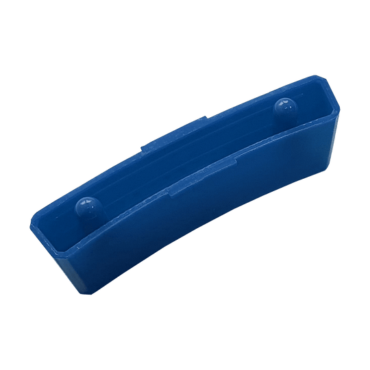 GRN0154_Granboard_132_Ersatzfelder_Double_Blau_3 Das Bild zeigt ein blaues Ersatzfeld für das Granboard 132. Es ist rechteckig geformt und hat zwei kleine Erhebungen auf der Innenseite.