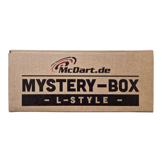 Scatola misteriosa McDart - Stile L Auf dem Bild ist eine braune Box mit der Aufschrift "McDart.de Mystery-Box - L-Style -" zu sehen. Die Box sieht verschlossen aus und weckt Neugier auf den Inhalt.