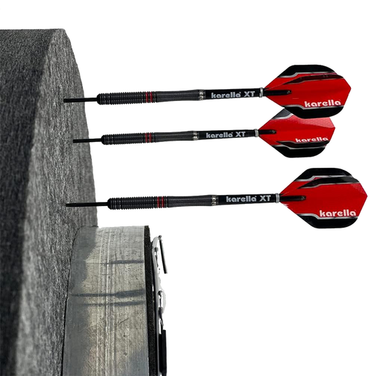 Insonorizzazione Karella per bersagli in acciaio con anello surround integrato Das Bild zeigt einen Schallschutzring von Karella für Steeldartboards mit integriertem Auffangring. Drei Pfeile stecken in dem Dartboard mit dem Surround-Ring.
