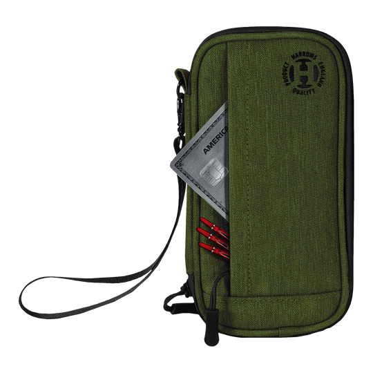 Portafoglio Smart Case Harrows Auf dem Bild ist ein grünes Dart-Etui mit einer Handschlaufe zu sehen. In einer Außentasche stecken eine Kreditkarte und mehrere rote Dartspitzen.