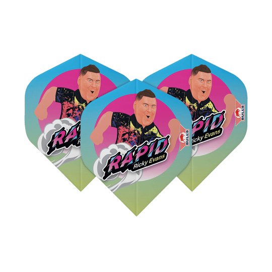 Bulls NL Player 100 Ricky Evans Cartoon No2 Voli standard Das Bild zeigt drei Dart-Flights mit einem bunten Cartoon-Bild von Ricky Evans und dem Schriftzug "Rapid Ricky Evans". Die Flights haben einen blauen, pinken und gelben Farbverlauf und das Bulls-Logo an der Seite.