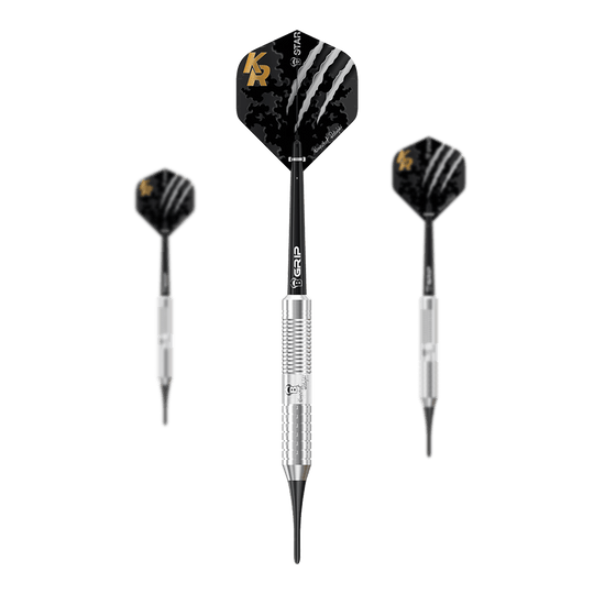 Bulls Krzysztof Ratajski Brass Silver Softdarts - 18g Das Bild zeigt drei silberne Softdarts des Modells "Bulls Krzysztof Ratajski Brass Silver Softdarts - 18g". Die Flights sind schwarz mit goldenen Initialen und Krallen-Design.