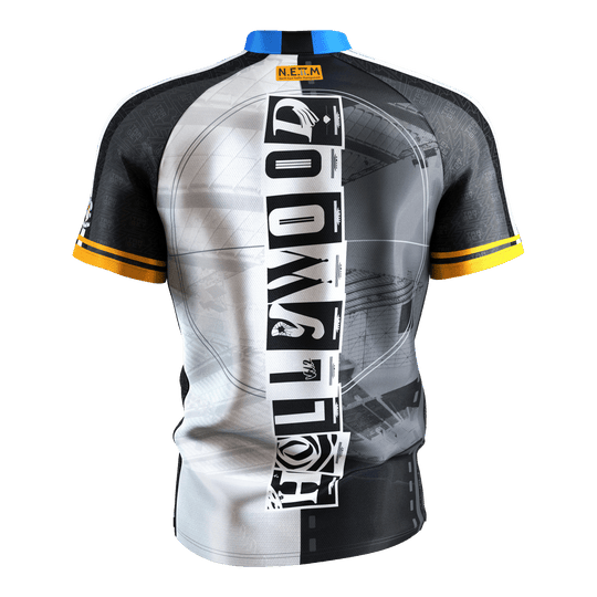 Maglietta da freccette Target Coolplay Chris Dobey 2025 Das Bild zeigt das Dartshirt "Target Coolplay Chris Dobey 2025" von hinten. Das Shirt hat ein auffälliges schwarz-weißes Design mit gelben Streifen an den Ärmeln und einem senkrechten Schriftzug in der Mitte.