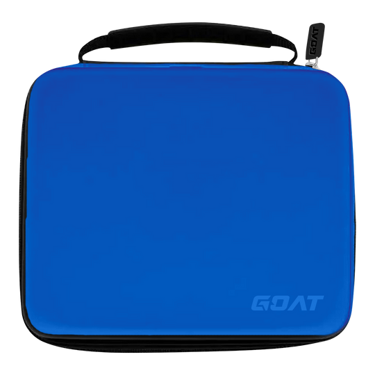 Dies ist ein rechteckiges Dart-Etui in leuchtendem Blau mit schwarzem Reißverschluss und Tragegriff. In der unteren rechten Ecke befindet sich das Logo "GOAT".