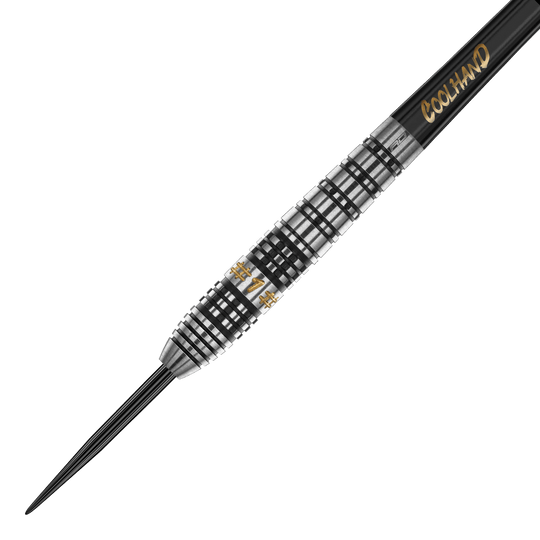 Dies ist ein Steeldart der Marke Red Dragon, Modell "Luke Humphries Prestige". Er hat ein silber-schwarzes Design mit goldenen Akzenten und dem Schriftzug "COOL HAND".