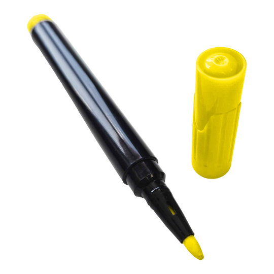 Segnaposto Auf dem Bild ist ein gelber Boardmarker mit abgenommener Kappe zu sehen. Der Stift liegt schräg, während die gelbe Kappe daneben steht.