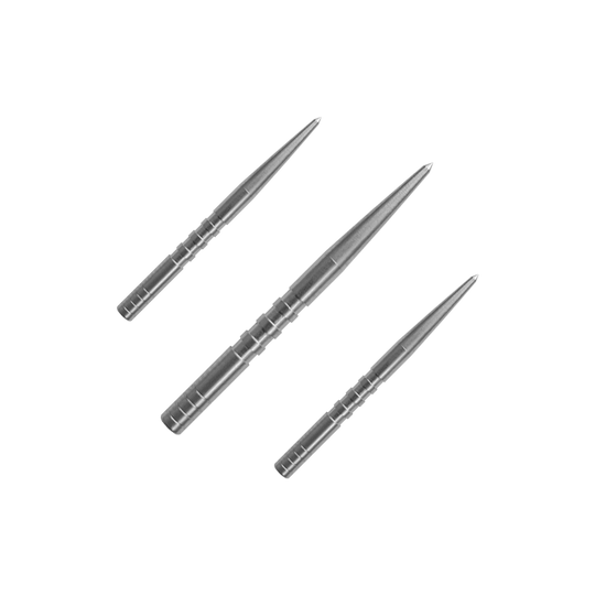Condor Beak Point con punte di freccia tagliate Das Bild zeigt drei silberne Dartspitzen, die nebeneinander liegen. Sie sind aus Metall und haben eine schlanke, spitze Form.