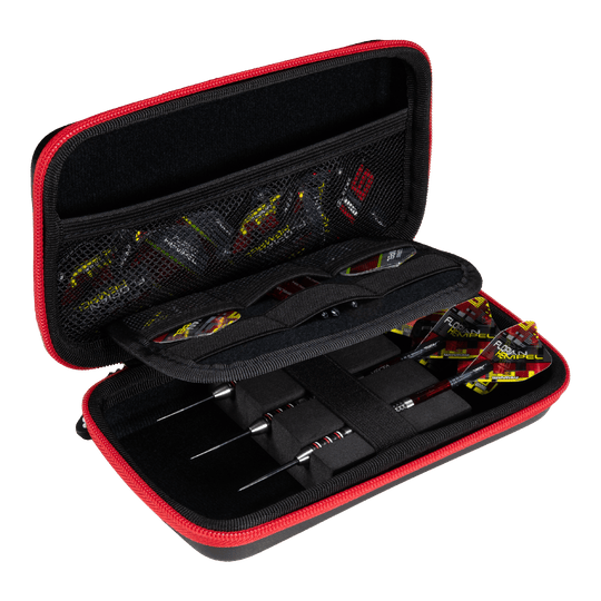 Custodia per freccette Winmau Florian Hempel Tour Edition Das Bild zeigt das Winmau Florian Hempel Tour Edition Dartcase, das geöffnet und mit Darts sowie Zubehör bestückt ist. Die Darttasche hat einen schwarzen Innenraum mit Netzfächern und wird von einem roten Reißverschluss umrandet.