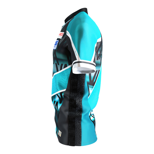 Das Bild zeigt das Target Coolplay Rob Cross 2025 Dartshirt. Das Shirt hat ein auffälliges Design in Türkis, Schwarz und Weiß.