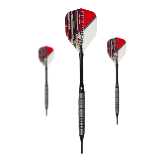Freccette morbide McDart 85 Tungsten V9 - 17,5 g Das Bild zeigt drei McDart 85er Tungsten V9 Softdarts mit einem Gewicht von 17,5g. Die Darts haben silberne Barrels und rot-weiße Flights mit dem Aufdruck "McDart.de".