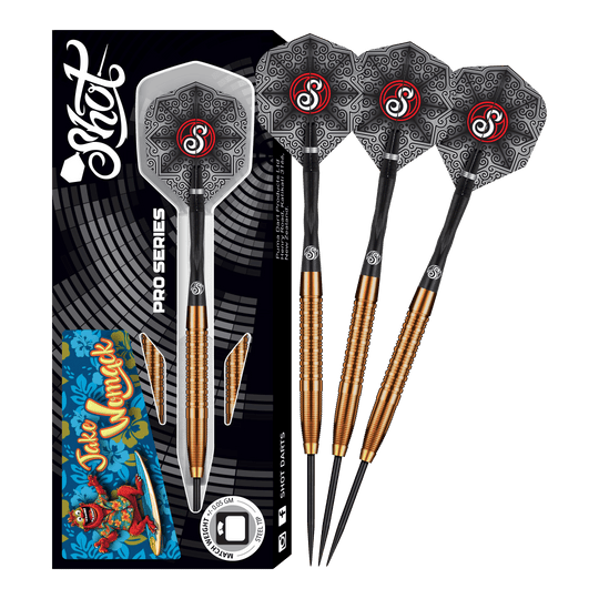 Freccette in acciaio Shot Pro Series Jake Womack - 23 g Das Bild zeigt das Produkt "Shot Pro Series Jake Womack Steeldarts - 23g". Drei Steeldarts mit schwarz-goldenem Griff und verzierten Flights sind neben der Verpackung zu sehen.