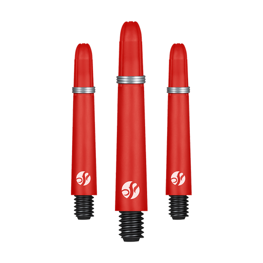 Shot Koi Carbon Shafts - Rosso Auf dem Bild sind drei rote Dartschäfte in unterschiedlichen Längen zu sehen. Sie haben silberne Ringe und ein weißes Logo am unteren Ende.