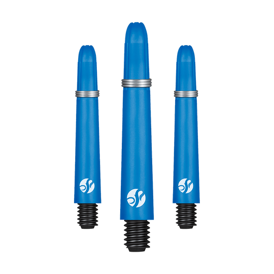 Auf dem Bild sind drei blaue Dartschäfte in unterschiedlicher Länge zu sehen. Sie bestehen aus Carbon und haben schwarze Gewinde sowie silberne Ringe.
