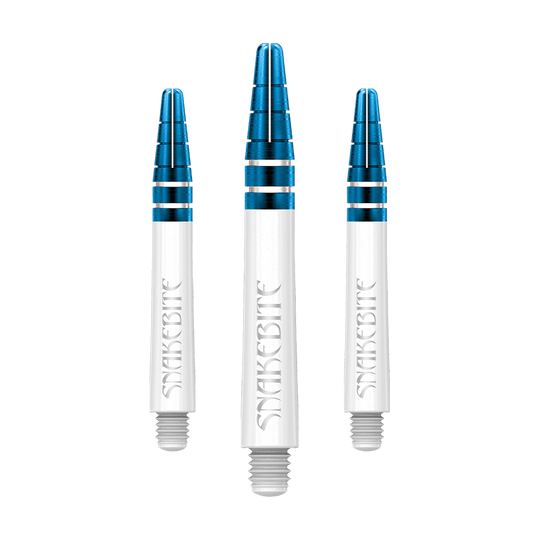 C802_Red_Dragon_Nitrotech_Peter_Wright_White_Blue_Shafts_39mm_1 Das Bild zeigt drei Dartschäfte in Weiß und Blau mit der Aufschrift "Snakebite". Es handelt sich um die Red Dragon Nitrotech Peter Wright Blue Shafts mit einer Länge von 39 mm.