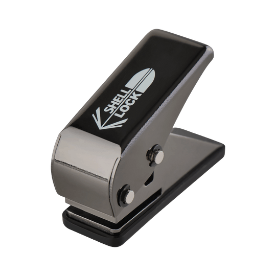 Punzone di volo per blocco guscio One80 in stile L Das Bild zeigt einen schwarzen L-Style One80 Shell Lock Punch Flightlocher. Er wird verwendet, um kleine Löcher in Dart-Flights zu stanzen.