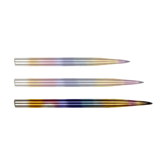 BU57615_BullsNL_Rainbow_Steeldartspitzen_38mm_109KUAxN1sdFPl Auf dem Bild sind drei Dartspitzen aus Stahl zu sehen. Sie haben eine schöne Regenbogenfärbung entlang der gesamten Länge.