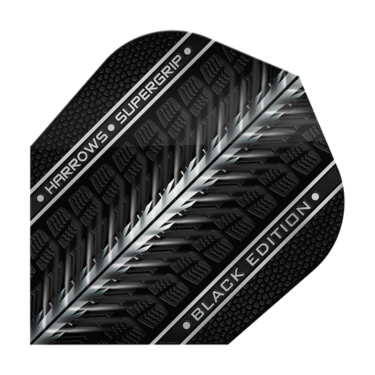 Alette Harrows Supergrip Black Edition n. 6 Das Bild zeigt das Produkt "Harrows Supergrip Black-Edition No6 Flights". Das Flight ist schwarz mit silbernen und grauen Akzenten sowie der Aufschrift "HARROWS SUPERGRIP BLACK EDITION".