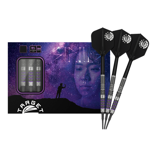 Target Japan Prime Series Yuta Hayashi Sirius GEN3 MAX Freccette morbide - 21,5 g Das Bild zeigt die "Target Japan Prime Series Yuta Hayashi Sirius GEN3 MAX Softdarts - 21,5g" vor einer Verpackung mit einem Weltraum-Motiv. Drei Darts sind neben der Box zu sehen, die schwarze Flights und ein silber-lila Design haben.